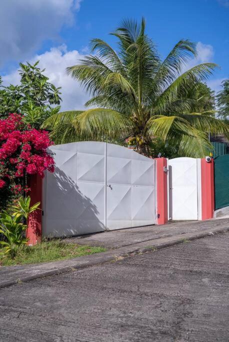Spacieuse Villa Corossol Avec Piscine Et Jeux Exterieurs Le Gosier  Exterior foto